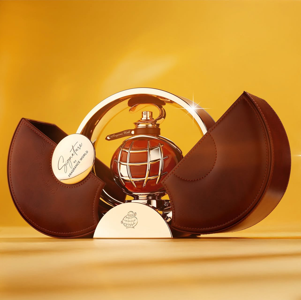 Perfume de Fragrance World sobre fondo dorado, representando lujo árabe y diseño contemporáneo inspirado en Dubái.