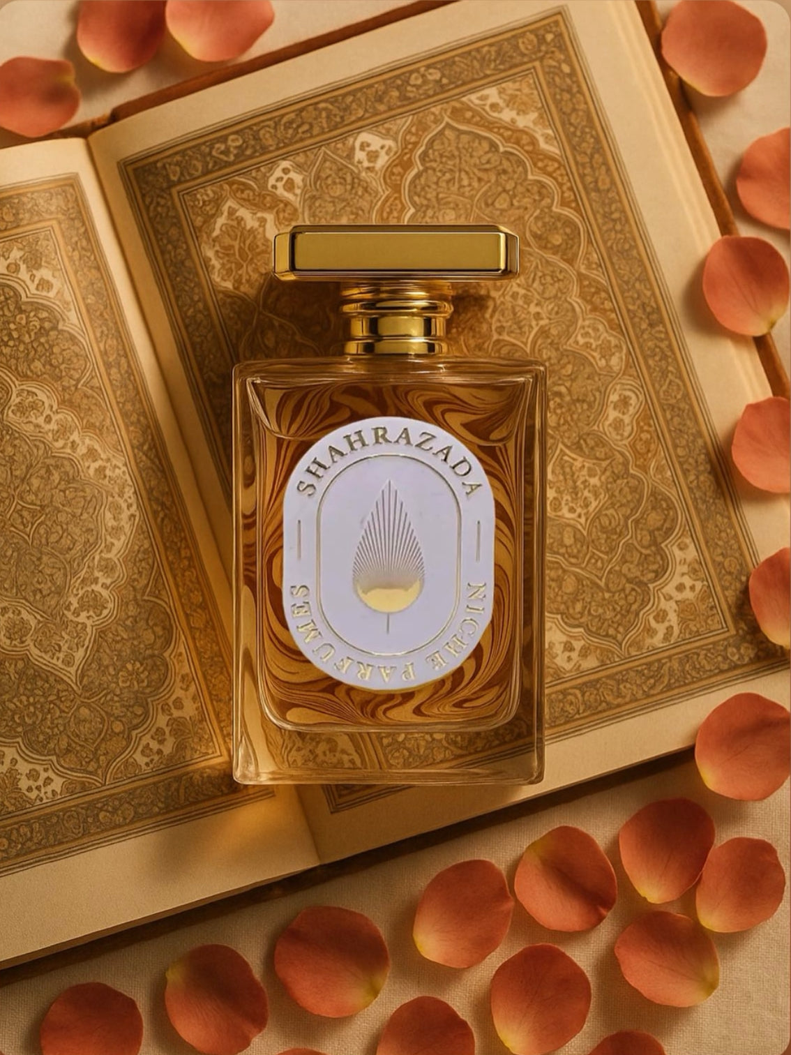 Perfume árabe exclusivo Shahrazada de Sterling Parfums – frasco dorado sobre fondo oriental con detalles de lujo, esencia intensa tipo extrait similar a Bianco Latte, alta concentración y sensualidad duradera.