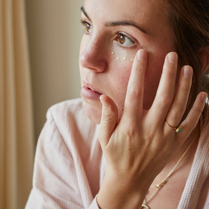 CREMA PARA OJOS CON PEPINO, ÁCIDO HIALURÓNICO Y CAFÉ - SMELLA