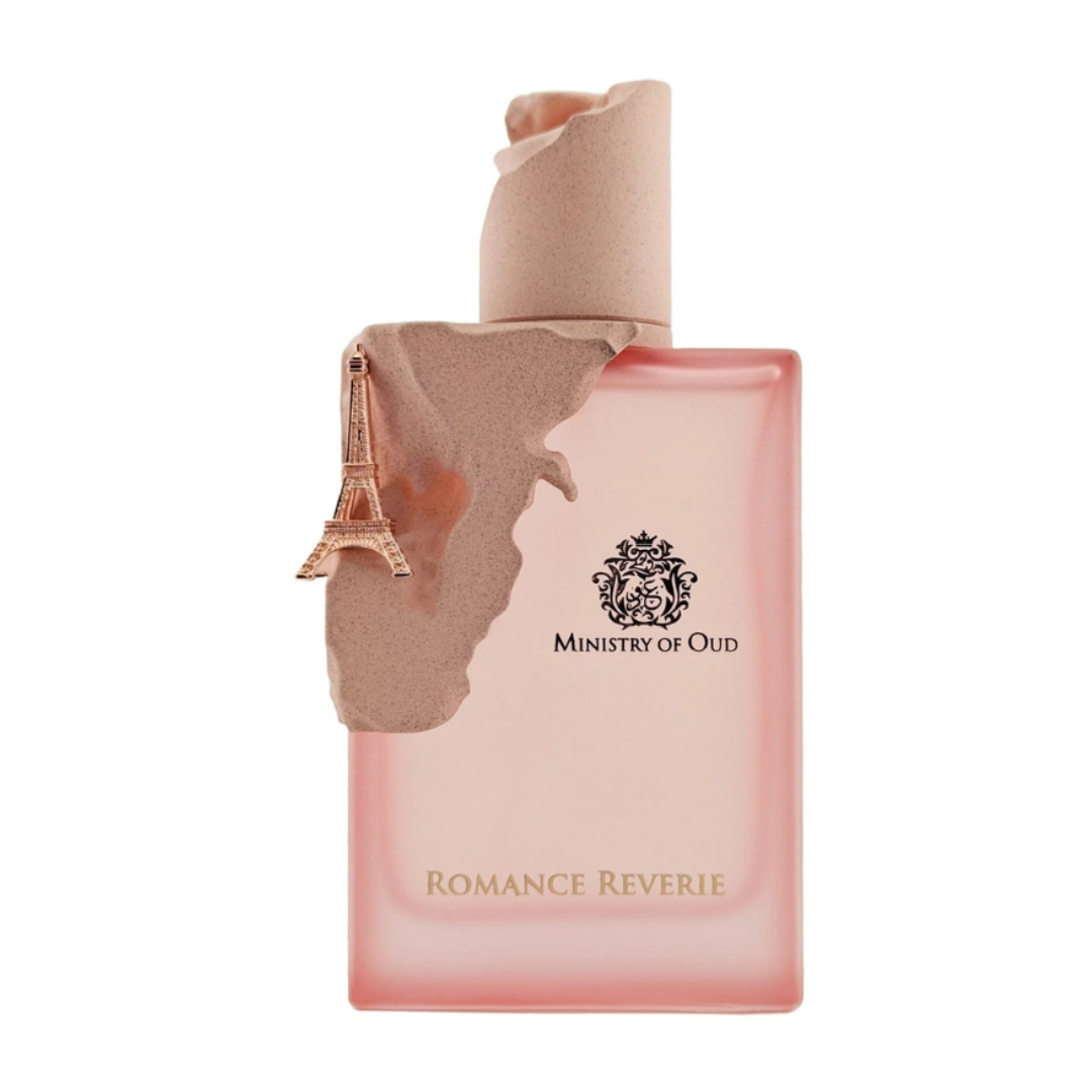 Perfume Romance Reverie Eau de Parfum by Ministry of Oud — fragancia unisex floral y dulce con notas de rosa, vainilla y almizcle, inspirada en el romance parisino, en frasco rosa con detalle de la Torre Eiffel.