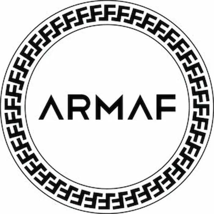 Frasco elegante de perfume reflejado en dunas doradas – imagen distintiva de la colección de perfumes Armaf, sinónimo de lujo y perfumería árabe moderna.