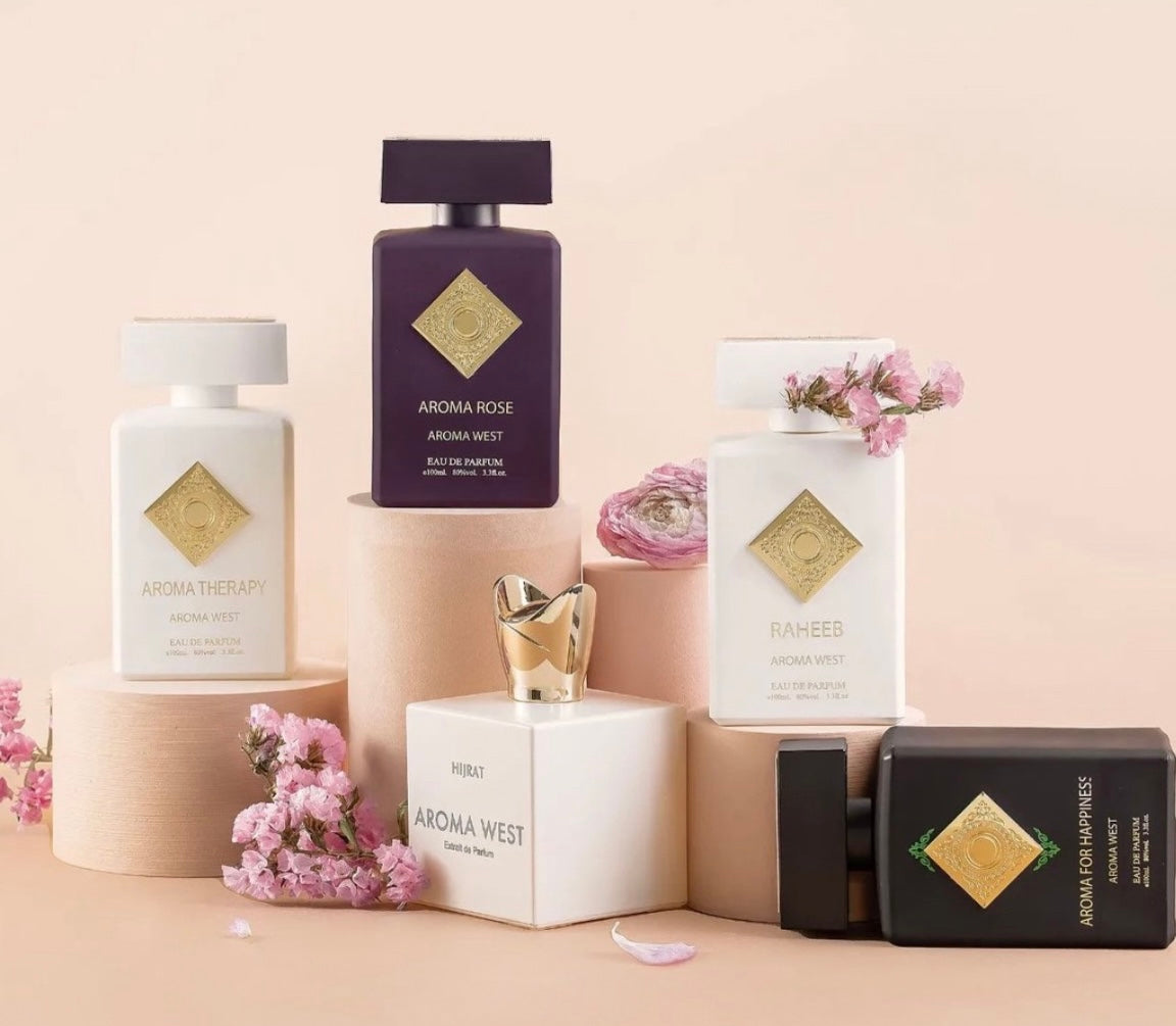 Frasco dorado de perfume sobre arena cálida al atardecer, inspirado en la colección Aroma West – perfumes árabes de lujo con esencia oriental y diseño exclusivo.