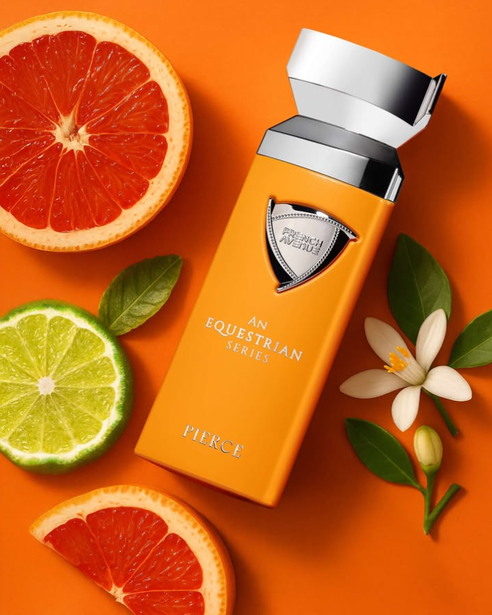 Cítricos frescos servidos sobre alfombra oriental al amanecer, con Dubái en el horizonte – imagen representativa de la colección de perfumes cítricos árabes con energía natural.