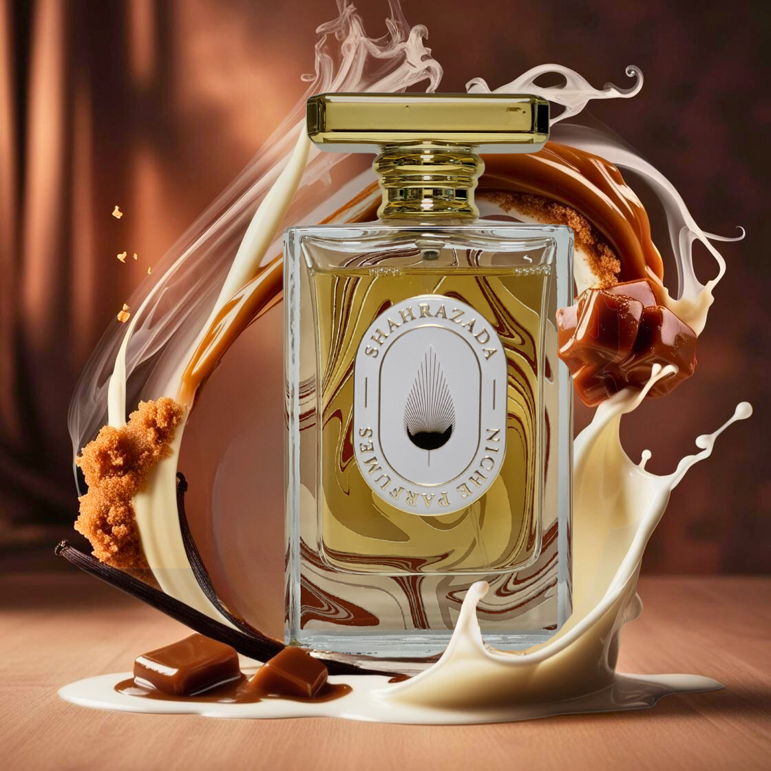 Frasco de perfume con líquido dorado rodeado de notas visuales cremosas y caramelizadas