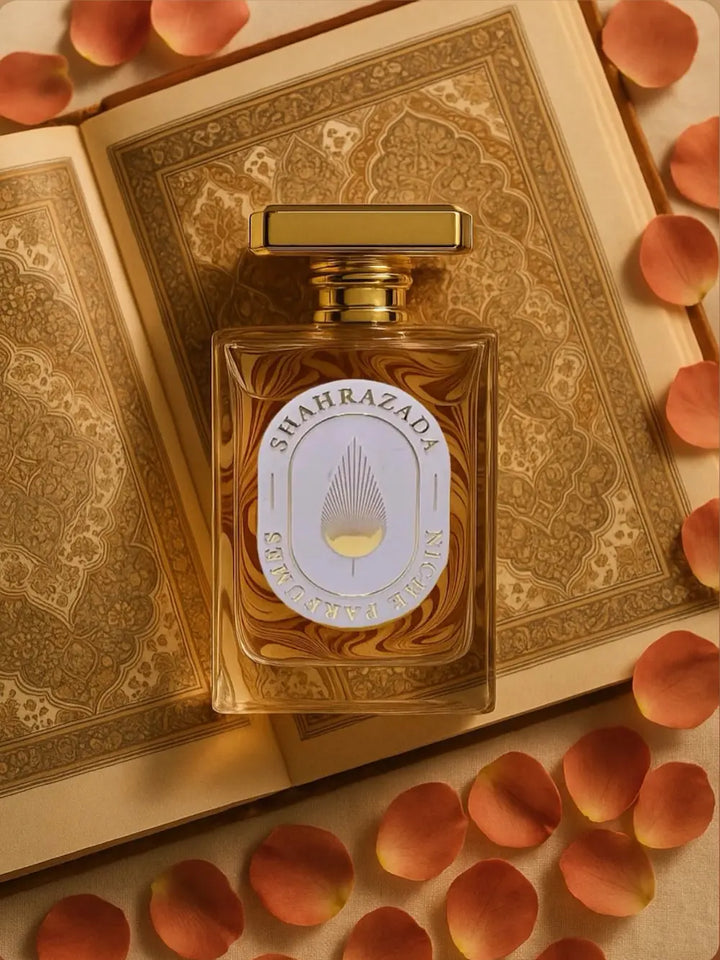 Perfume árabe Shahrazada para mujer en frasco dorado sobre libro oriental
