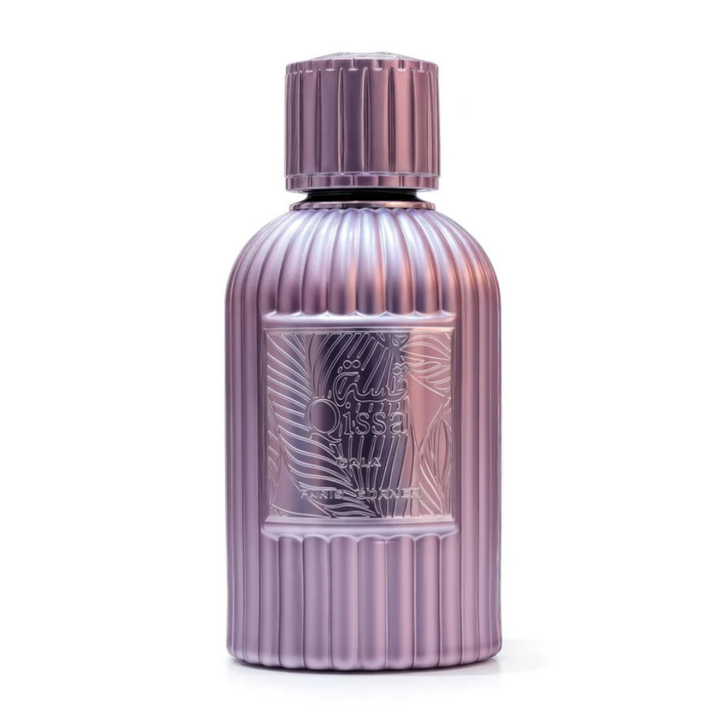 Perfume unisex Qissa Bali de Paris Corner – Eau de Parfum exótico y sensual en frasco lila metalizado con diseño elegante, fragancia inspirada en la esencia tropical de Bali