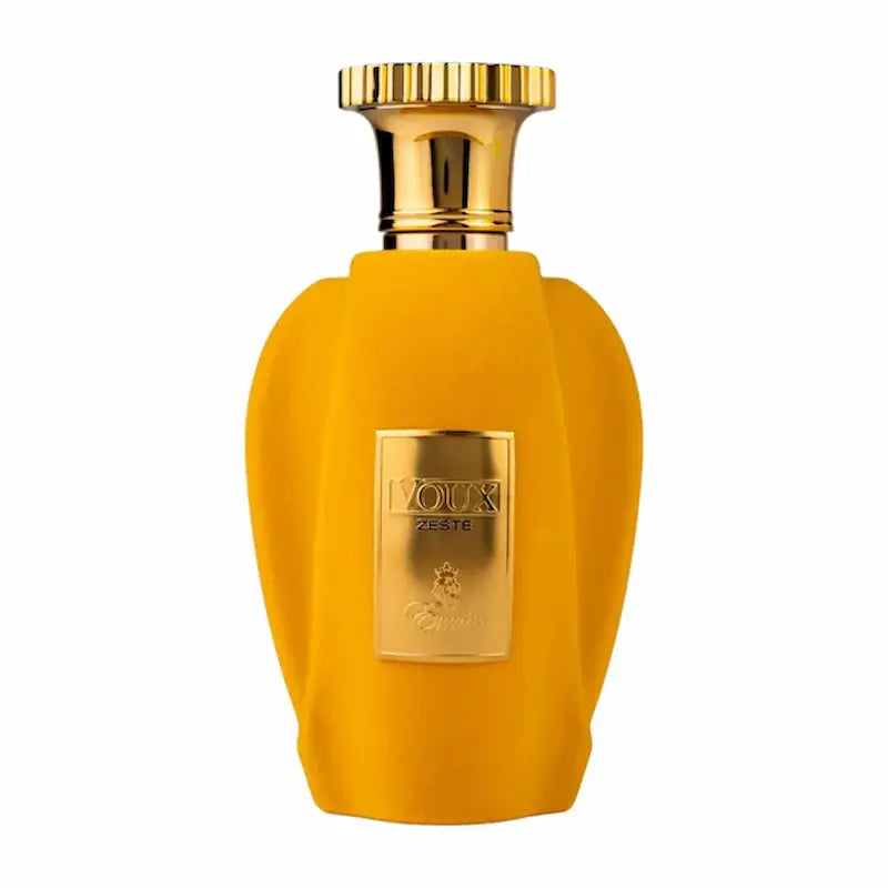 Frasco del perfume Voux Zeste en color amarillo con placa dorada y tapón dorado sobre fondo blanco