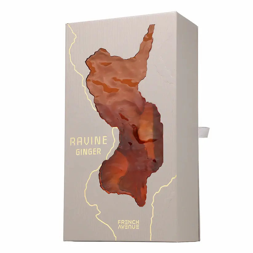 Caja del perfume Ravine Ginger de French Avenue en color claro con diseño artístico en tonos marrones y detalles dorados sobre fondo blanco