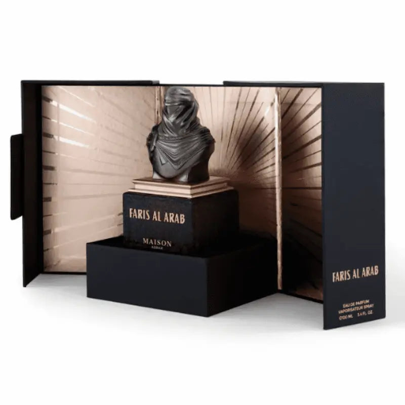 presentación abierta de Faris Al Arab de Maison Asrar con frasco escultórico en el interior de la caja de lujo