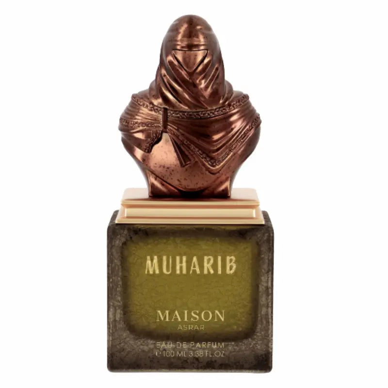 Maison Asrar Muharib Eau de Parfum frasco verde oscuro con tapón escultórico cobrizo