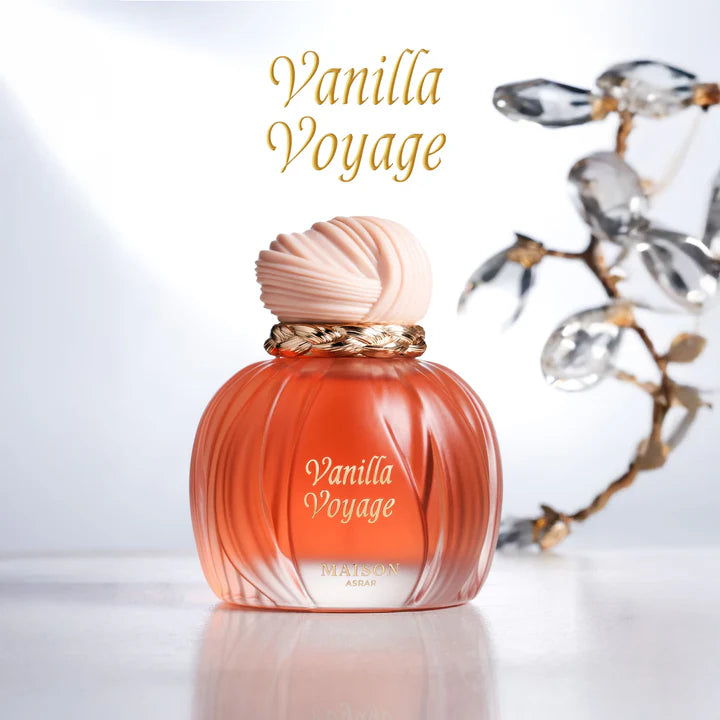 Perfume Vanilla Voyage de Maison Asrar en frasco ámbar con fondo claro y elementos decorativos delicados