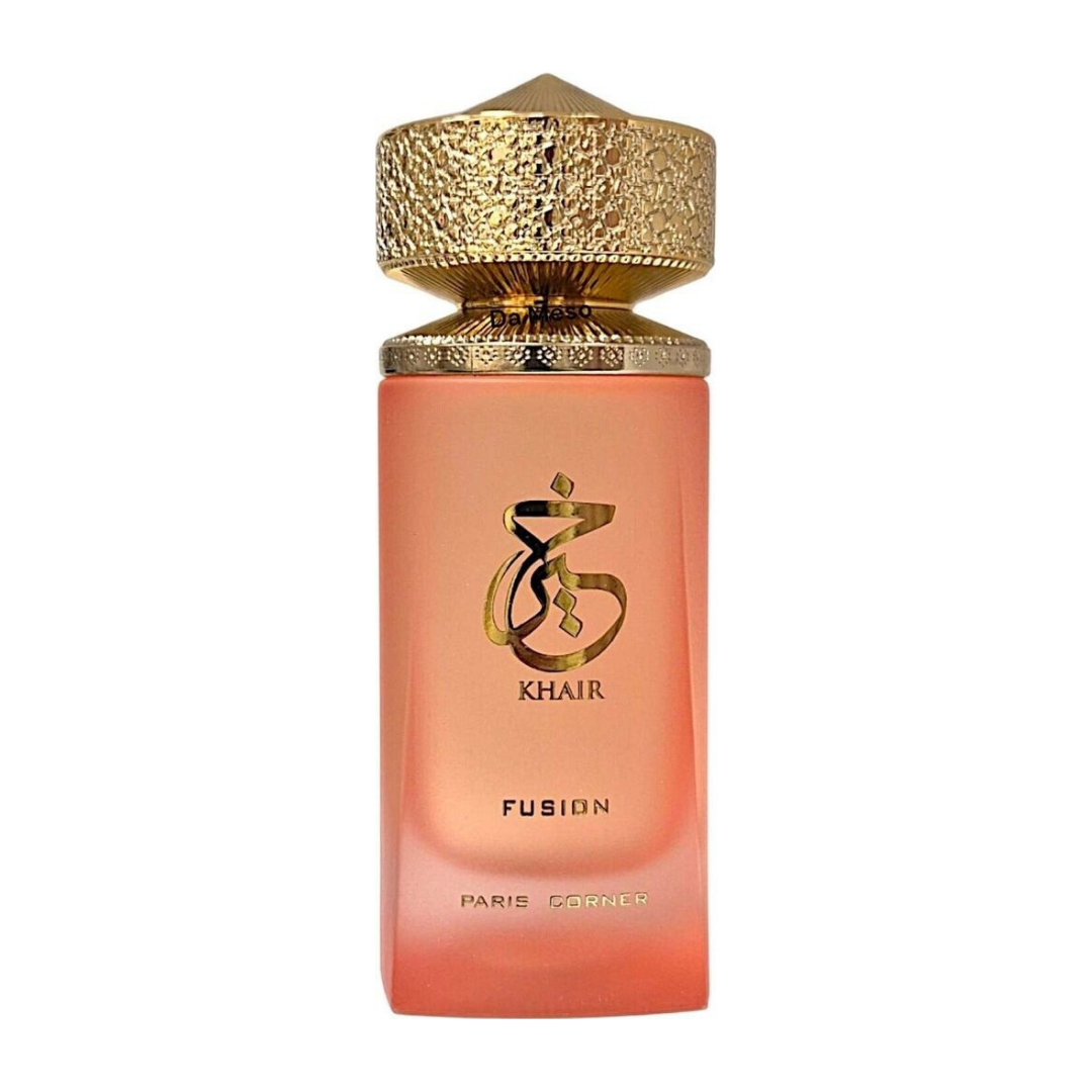 Frasco del perfume Khair Fusion de Paris Corner en color rosa con tapón dorado sobre fondo claro